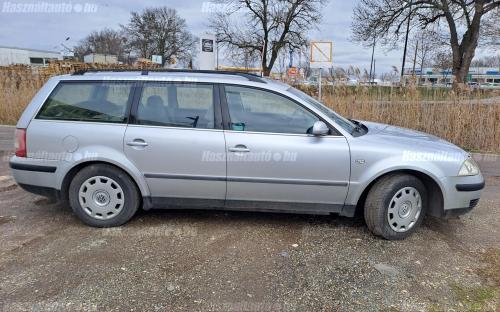VOLKSWAGEN PASSAT Variant 1.9 PD TDI Comfortline DIGIT KLÍMA ÜLÉSFŰTÉS VONÓHOROG ÖNERŐ NÉLKÜL HITERE IS image 3